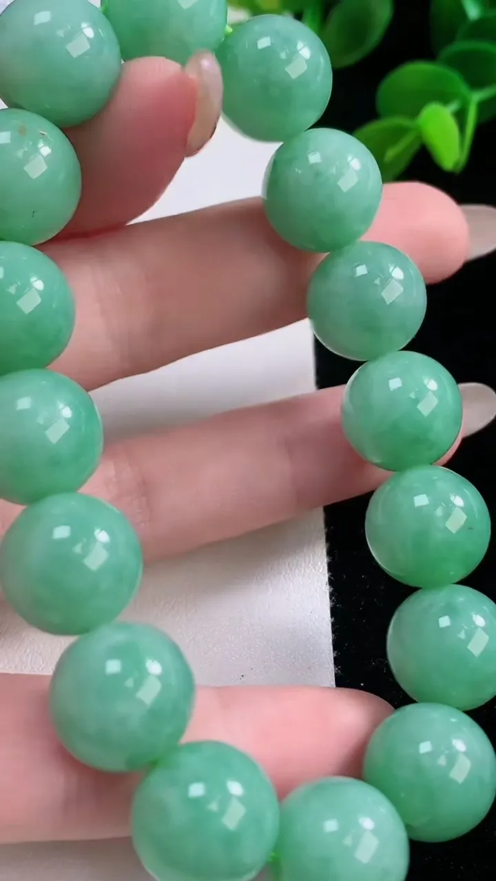天然A货翡翠圆珠手串，尺寸13-16颗，重量:63.20g11月19日
工厂直销收藏佳品,种好水足，