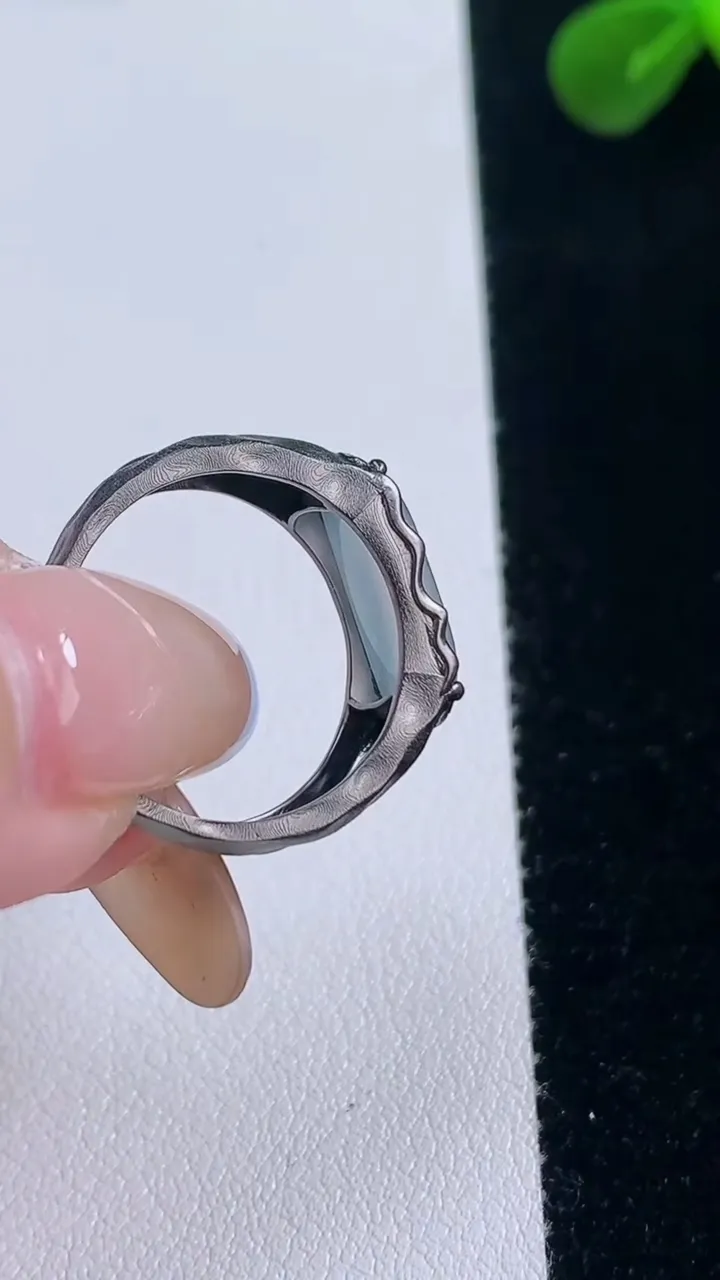 天然A货翡翠种白冰马鞍戒指，尺寸17.7-13-7.6-3.7，重量:3.52g2025年11月19日
工厂直销收藏佳品,种好水足，色泽均匀，有种有色，上手高大气！