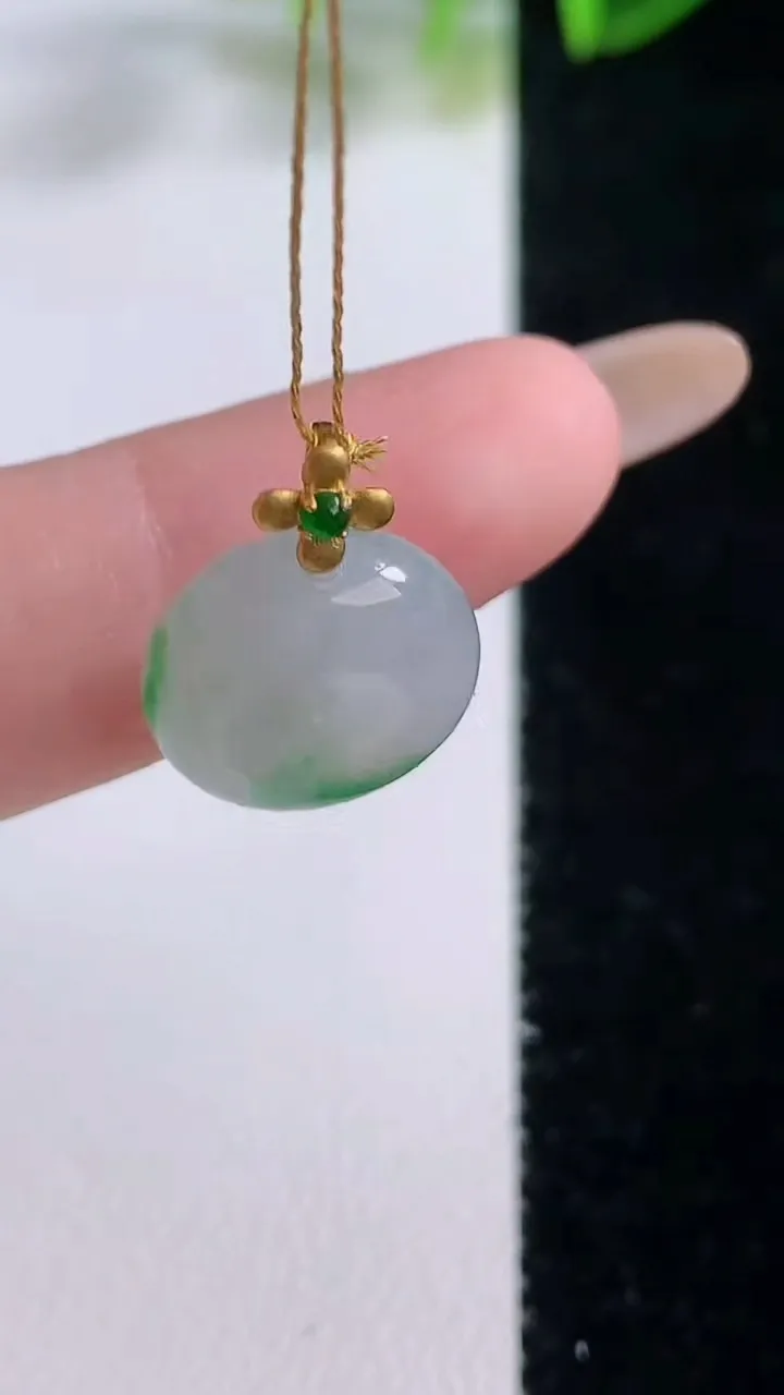 天然A货翡翠平安扣吊坠，尺寸13.4-5.5，重量:2.33g
11月19日