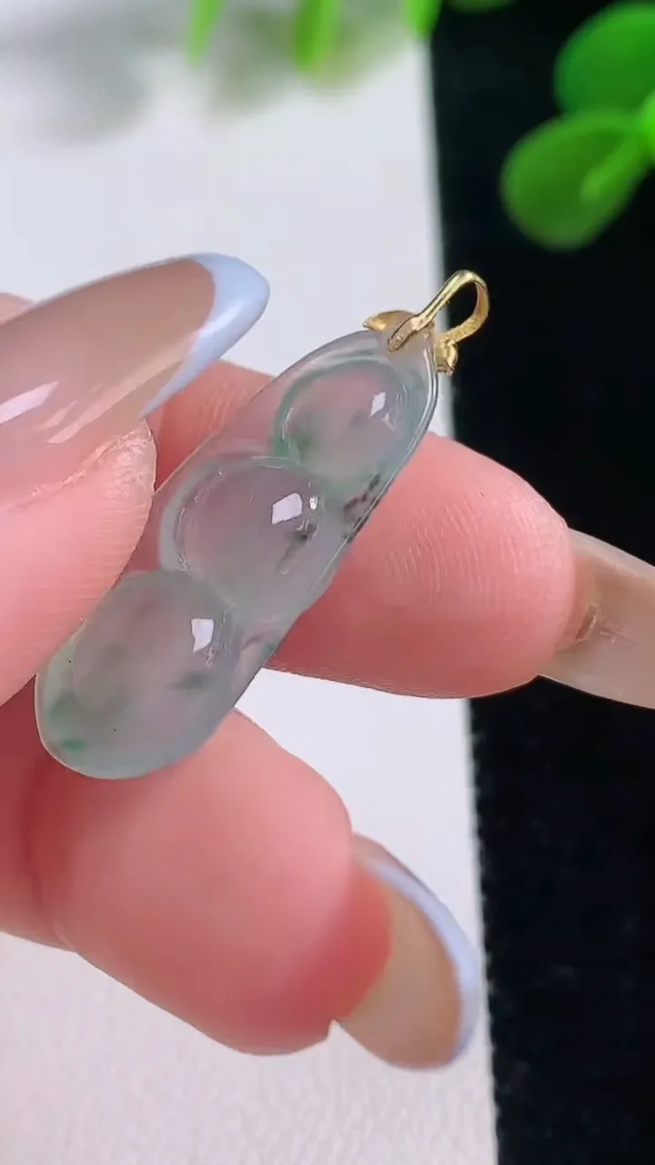 天然A货翡翠种飘花福豆吊坠，尺寸25.5-11.7-3.7，重量:2.12g
11月19日