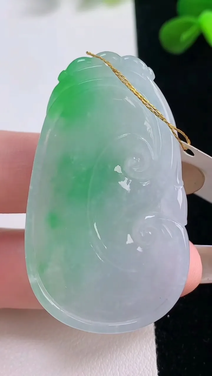 天然A货翡翠如意吊坠，尺寸49.8-29.8-6.2，重量:19.53g
11月19日