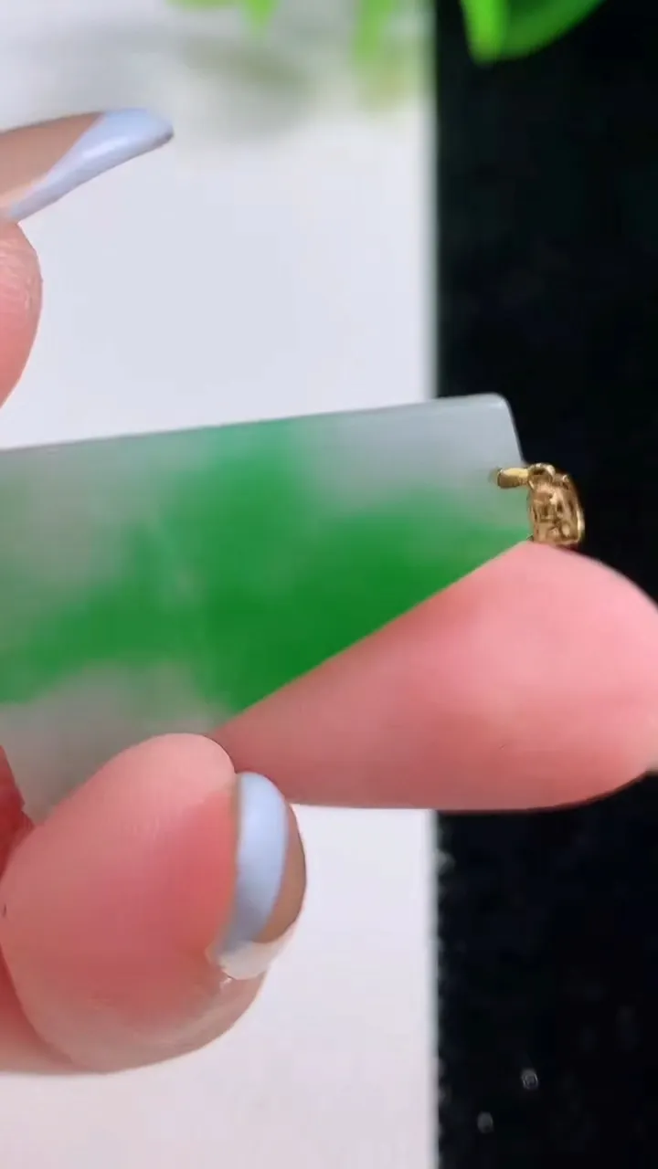 天然A货翡翠无事牌吊坠，尺寸27-18.6-2，重量:2.24g
11月19日