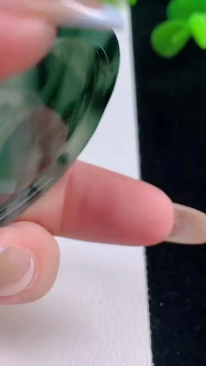 天然A货翡翠冰种飘花鸟语花香吊坠，尺寸49.7-42.4-5，重量:20.80g
11月19日