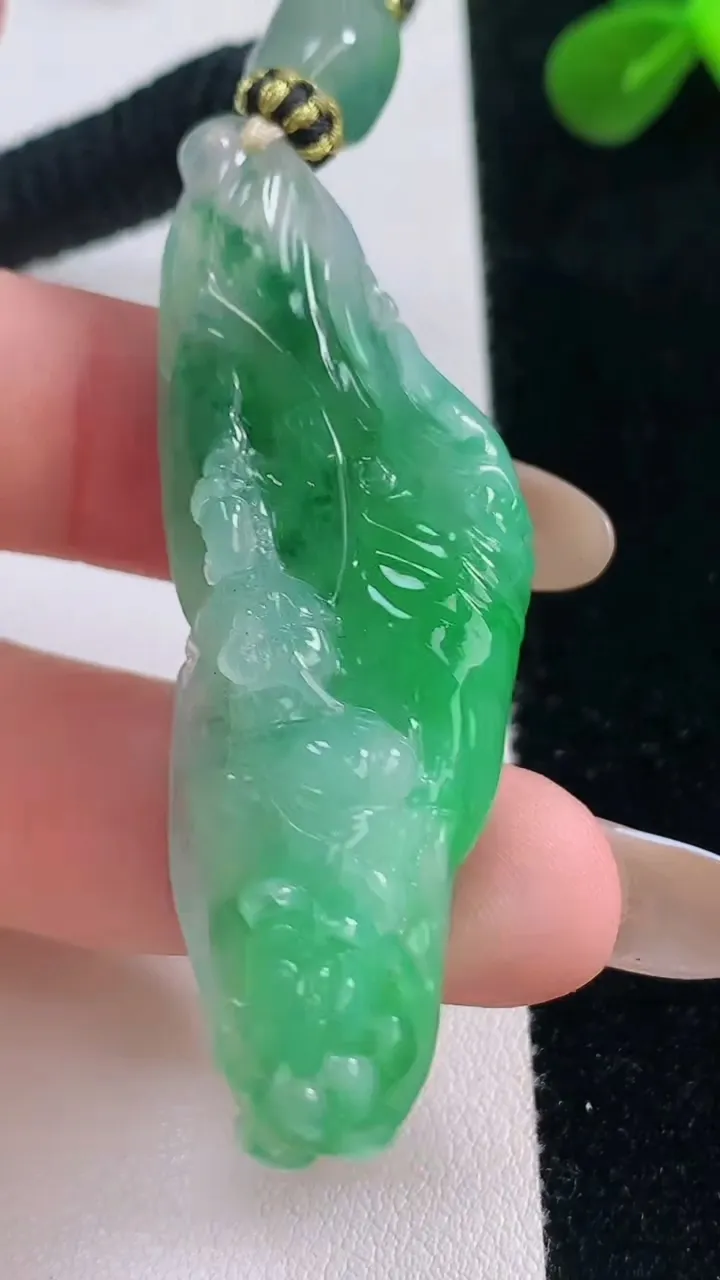 天然A货翡翠无相观音吊坠，尺寸55.4-20.4-11，重量:23.27g
11月19日