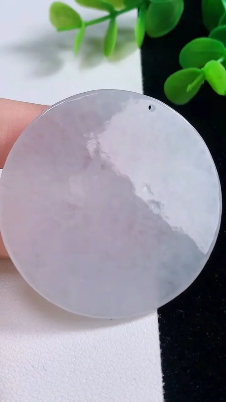 天然A货翡翠千手观音吊坠，尺寸51.8-5，重量:29.26g
11月19日