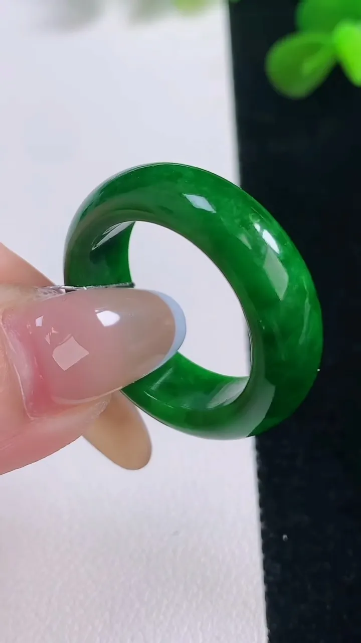 天然A货翡翠指环戒指，尺寸20.7-7.6-3.6，重量:7.90g2025年11月19日
工厂直销
