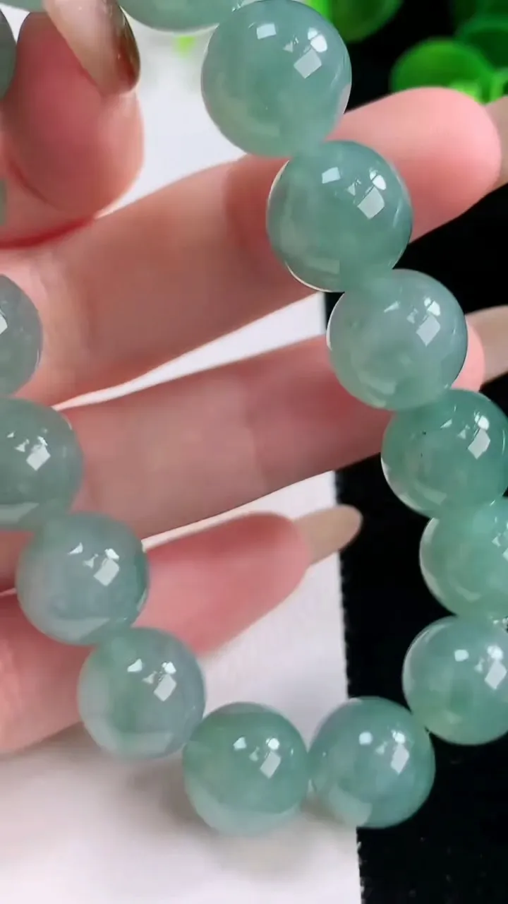 天然A货翡翠圆珠手串，尺寸12.4-16颗，重量:53.89g11月19日
工厂直销收藏佳品,种好水足，色泽均匀，有种有色，上手高大气！