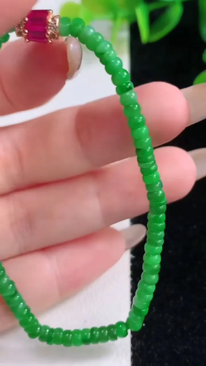 天然A货翡翠算盘珠手串，尺寸3.4-2-84颗，重量:6.72g11月19日
工厂直销收藏佳品,种好水足，色泽均匀，有种有色，上手高大气！