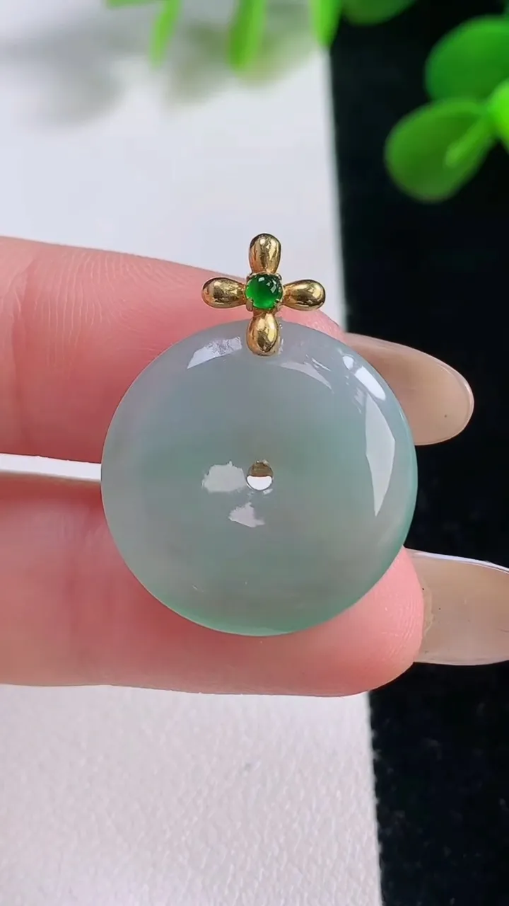 天然A货翡翠平安扣吊坠，尺寸21-3.9，重量:3.85g
11月19日