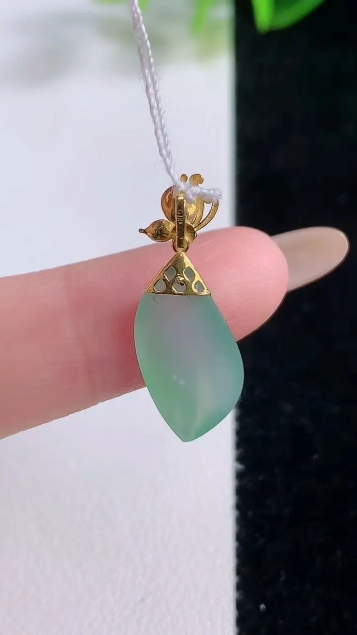 天然A货翡翠随形吊坠，尺寸16.8-9-4，重量:1.12g
11月19日