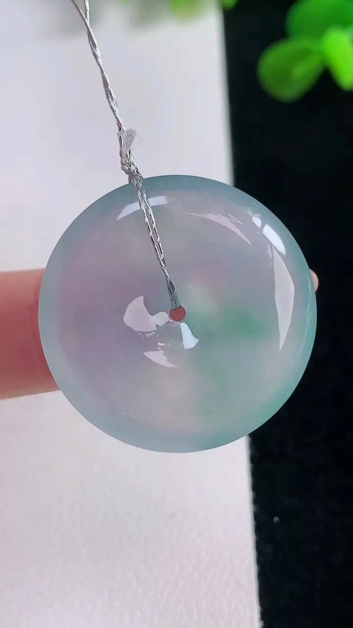 天然A货翡翠平安扣吊坠，尺寸27.4-5.8，重量:8.63g
11月19日