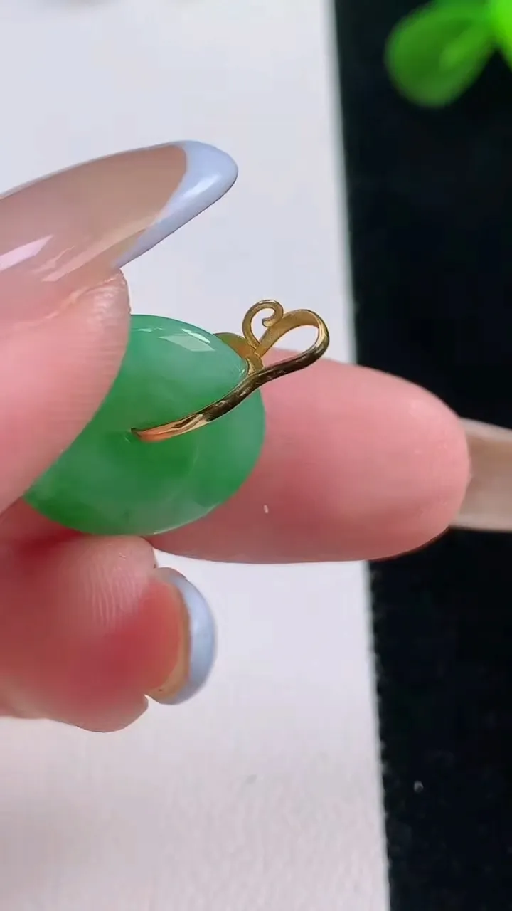 天然A货翡翠平安扣吊坠，尺寸16.7-3.6，重量:2.29g
11月19日