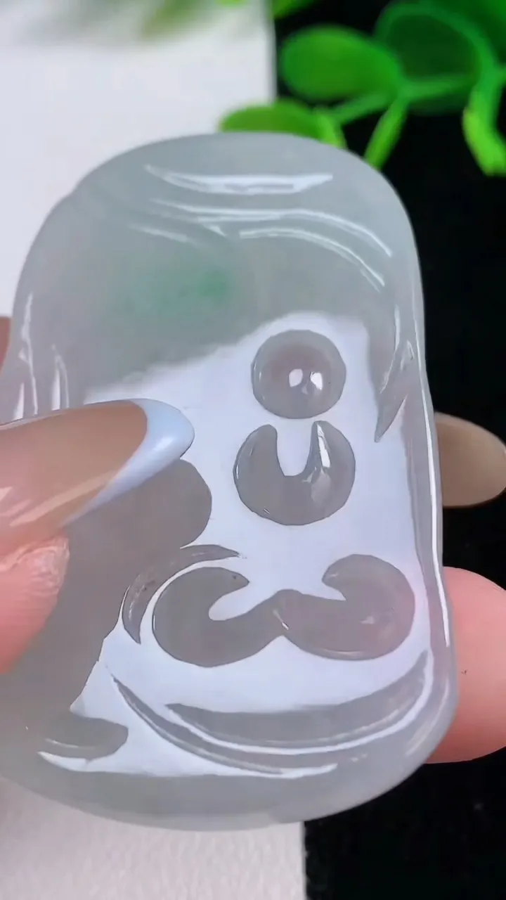 天然A货翡翠大日如来吊坠，尺寸53.5-32.6-6.2，重:25.45g
11月19日