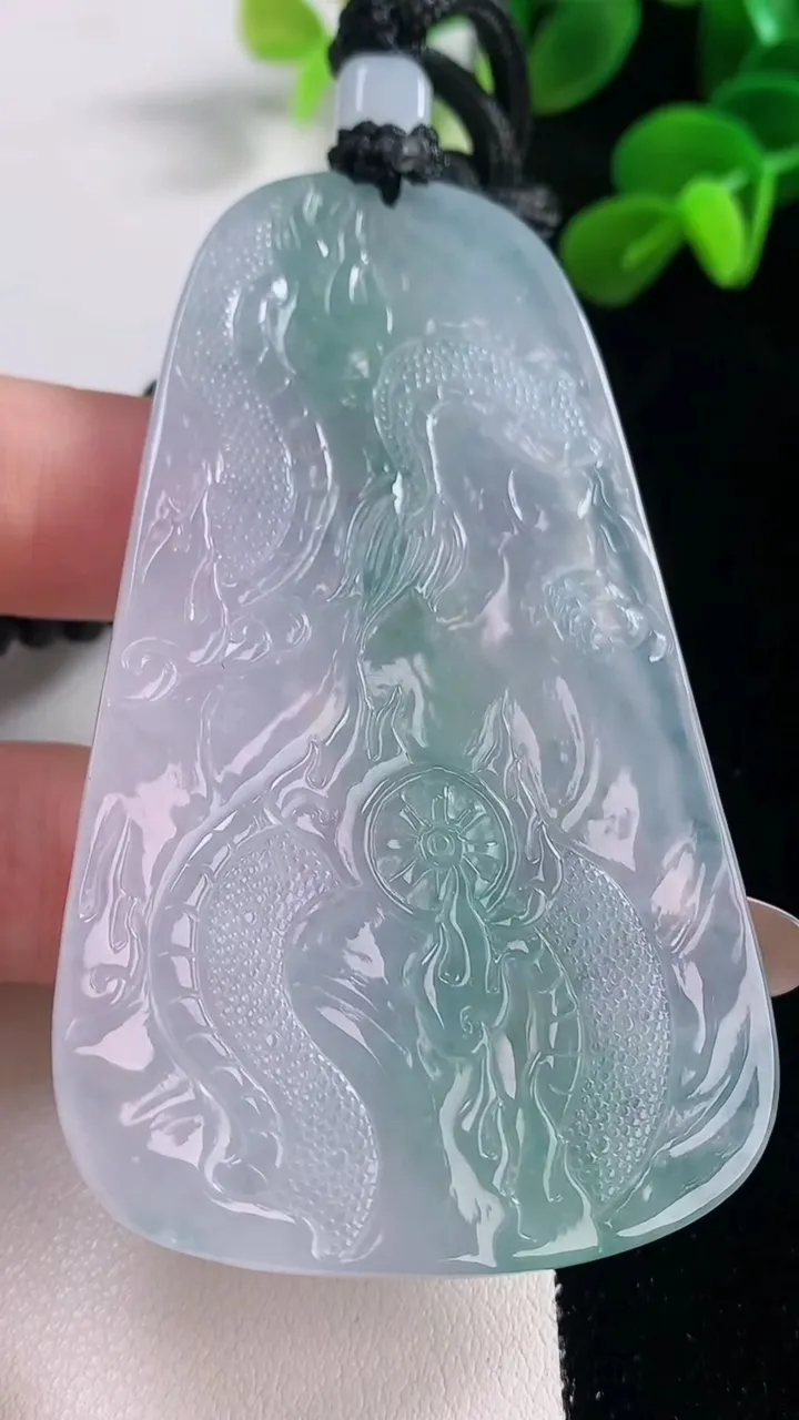 天然A货翡翠种飘花祥龙大势至菩萨吊坠，尺寸73.7-43.7-5.6，重量:45.97g
11月19日