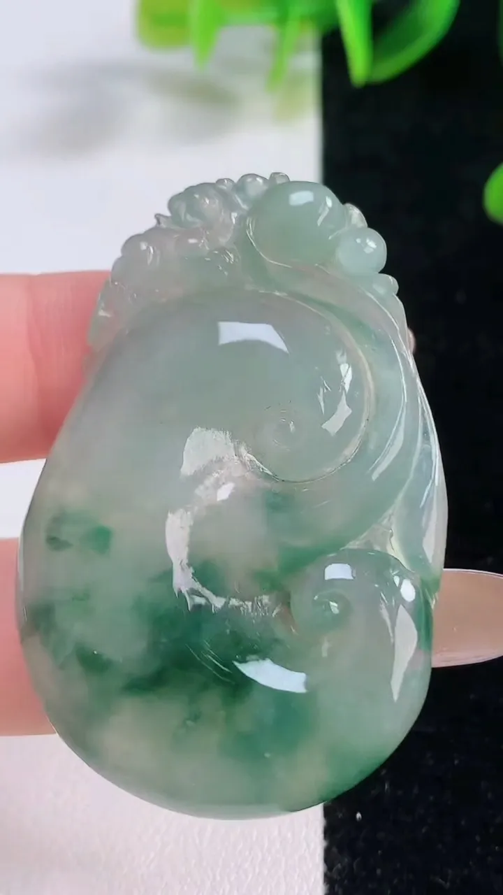 天然A货翡翠冰种飘花如意吊坠，尺寸48.5-32-5，重量:15.83g
11月19日