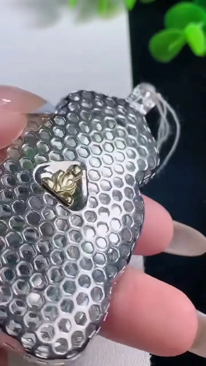 天然A货翡翠观音菩萨吊坠，尺寸72-45-9.3，裸石60-41.3重量:26.22g
11月19日