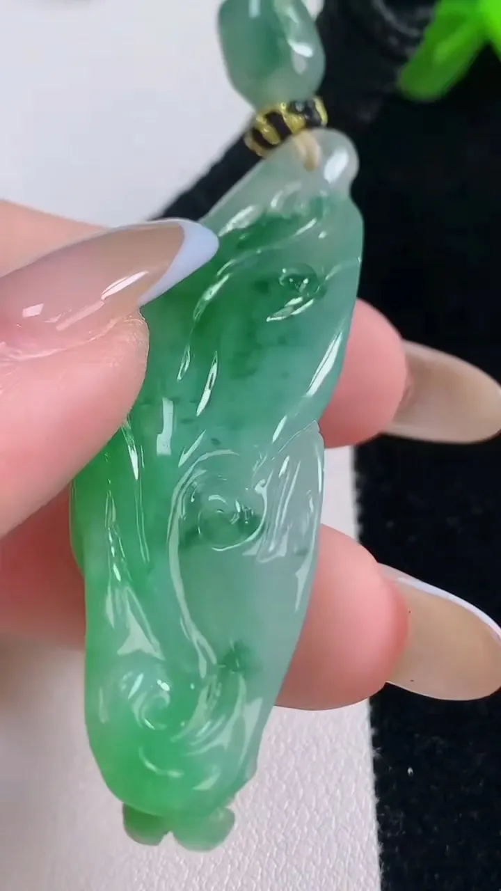 天然A货翡翠无相观音吊坠，尺寸55.4-20.4-11，重量:23.27g
11月19日