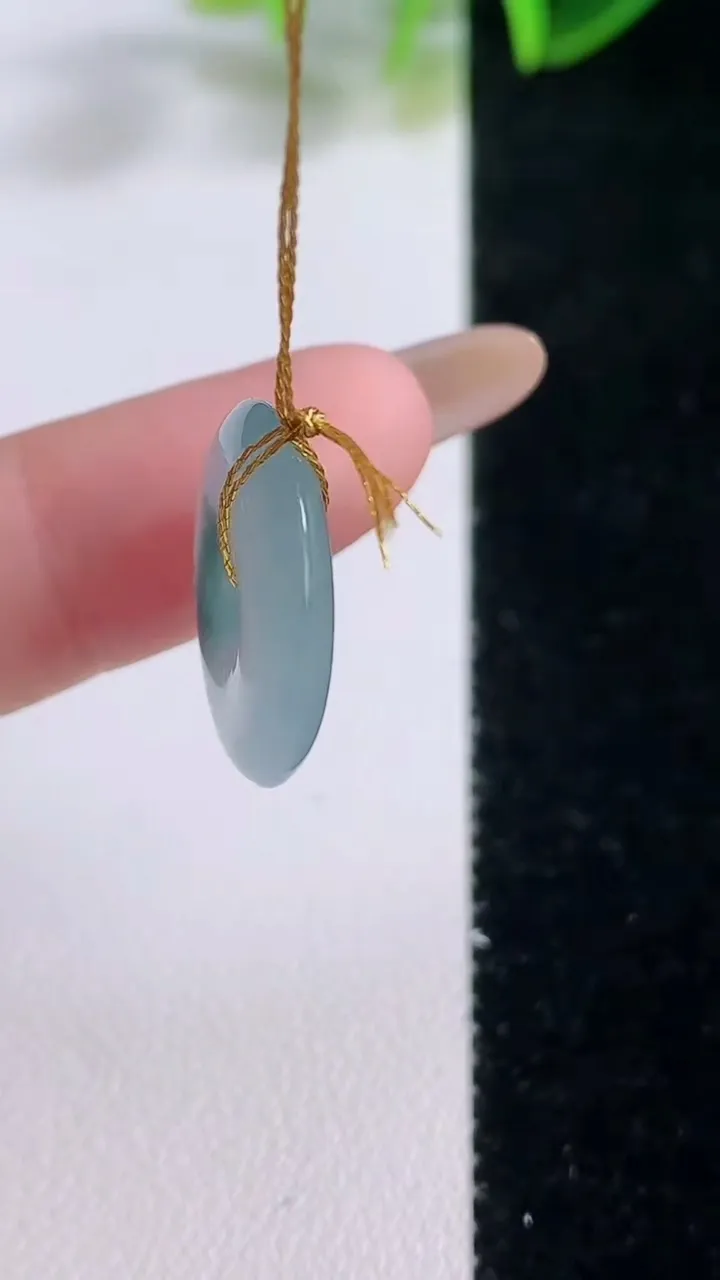 天然A货翡翠冰种飘花平安扣吊坠，尺寸17.7-3.6，重量:2.64g
11月19日