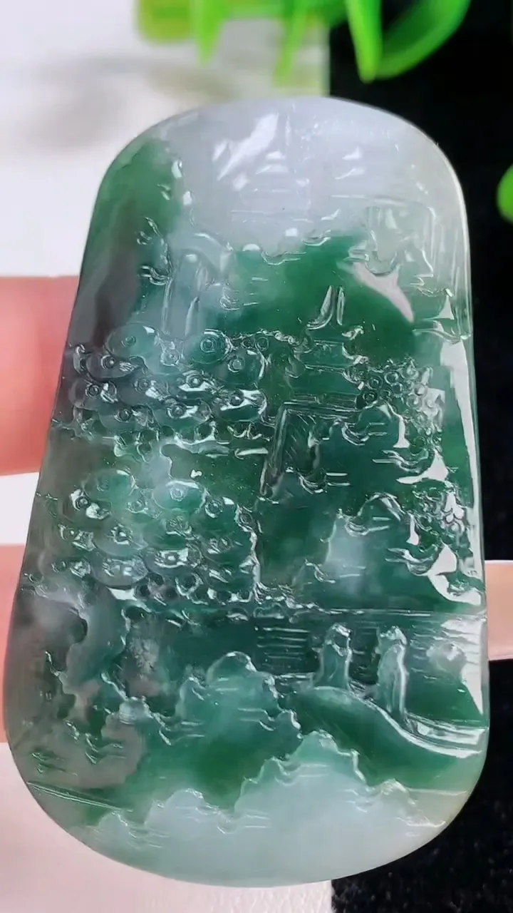 天然A货翡翠牌吊坠，尺寸58.5-34.5-5.6，重量:26.64g
11月19日