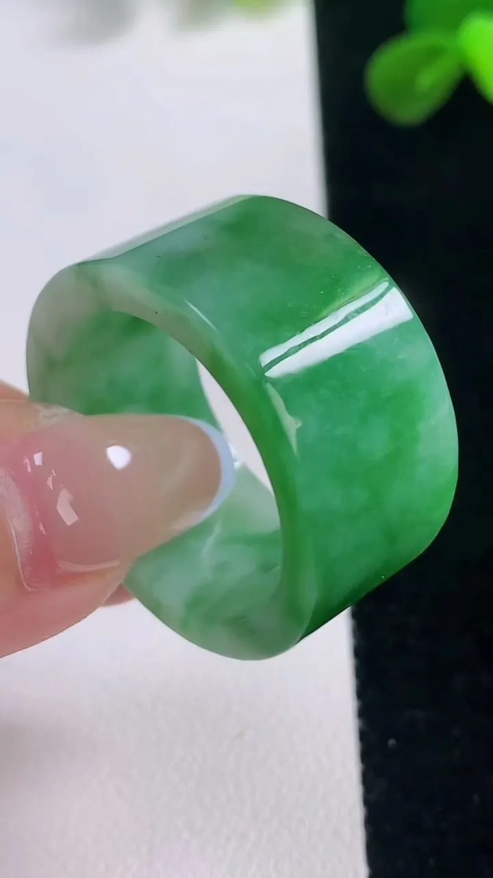 天然A货翡翠指环扳指，尺寸23.5-13.8-3.2，重量:14.11g2025年11月19日
工厂直销收藏佳品,种好水足，色泽均匀，有种有色，上手高大气！