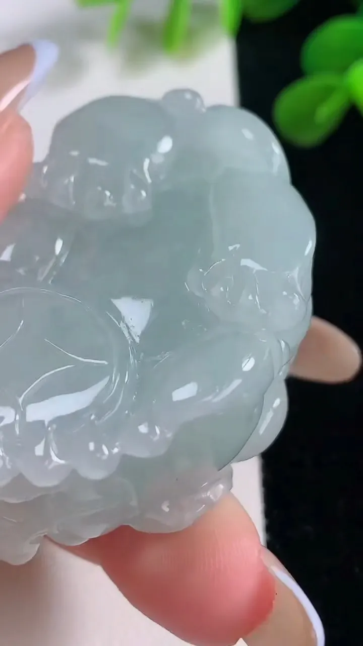 天然A货翡翠貔貅吊坠，尺寸47.6-31.2-20，重量:68.30g
11月19日