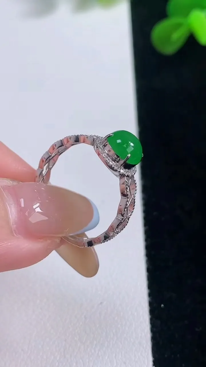 天然A货翡翠蛋面戒指，尺寸18-6.8-5.2，重量:1.63g2025年11月19日
工厂直销收藏佳品,种好水足，色泽均匀，有种有色，上手高大气！