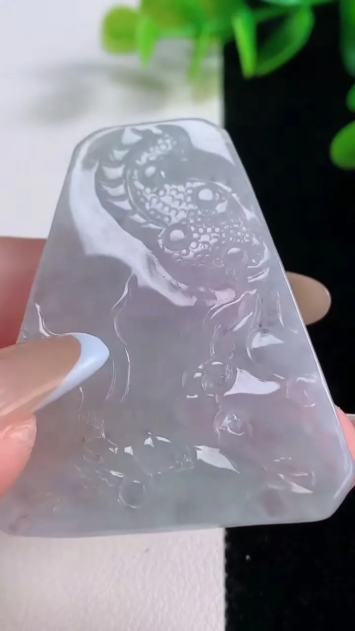 天然A货翡翠冰种飘花龙牌吊坠，尺寸48-39.8-5.4，重量:19.26g
11月19日