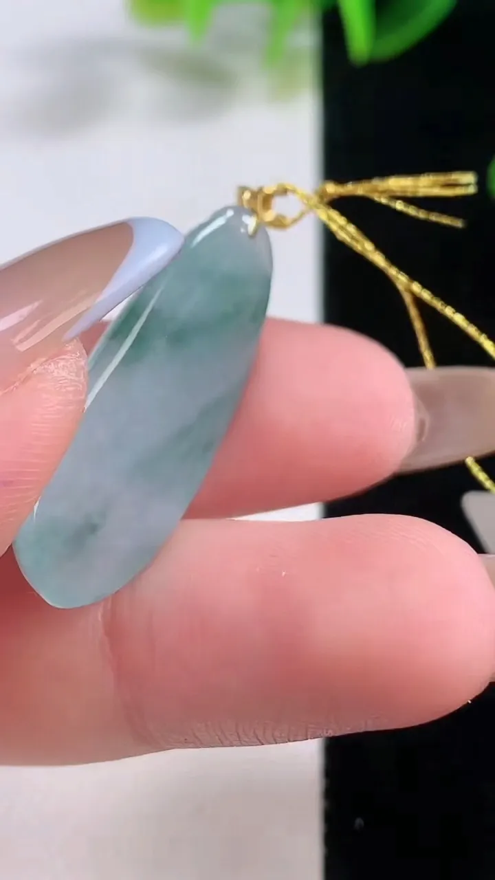 天然A货翡翠种飘花福瓜吊坠，尺寸30.2-12.3-5.5，重量:4.74g
11月19日