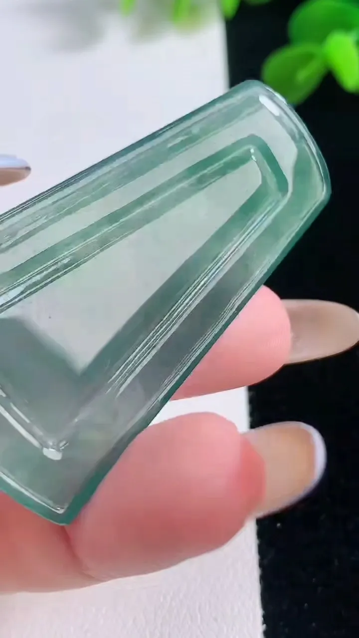 天然A货翡翠山水牌吊坠，尺寸50.4-28-4.4，重量:14.71g
11月19日