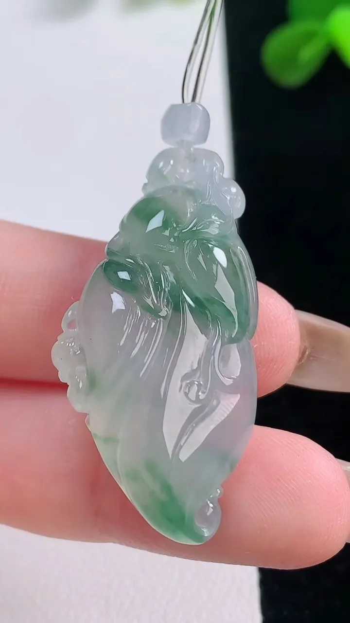 天然A货翡翠冰种飘花寿桃吊坠，尺寸38.7-19-7.8，重量:8.81g
11月19日