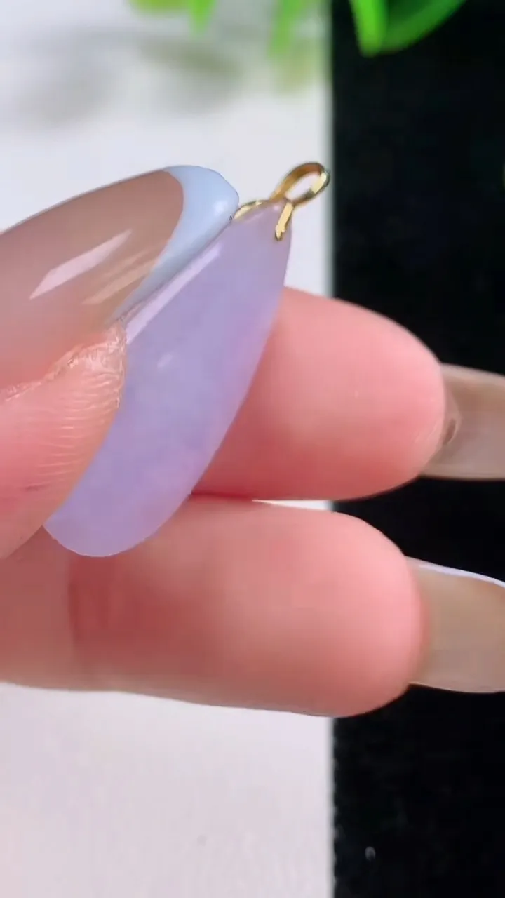 天然A货翡翠18K金紫罗兰福瓜吊坠，尺寸26-12-5.6，重量:3.10g
11月19日