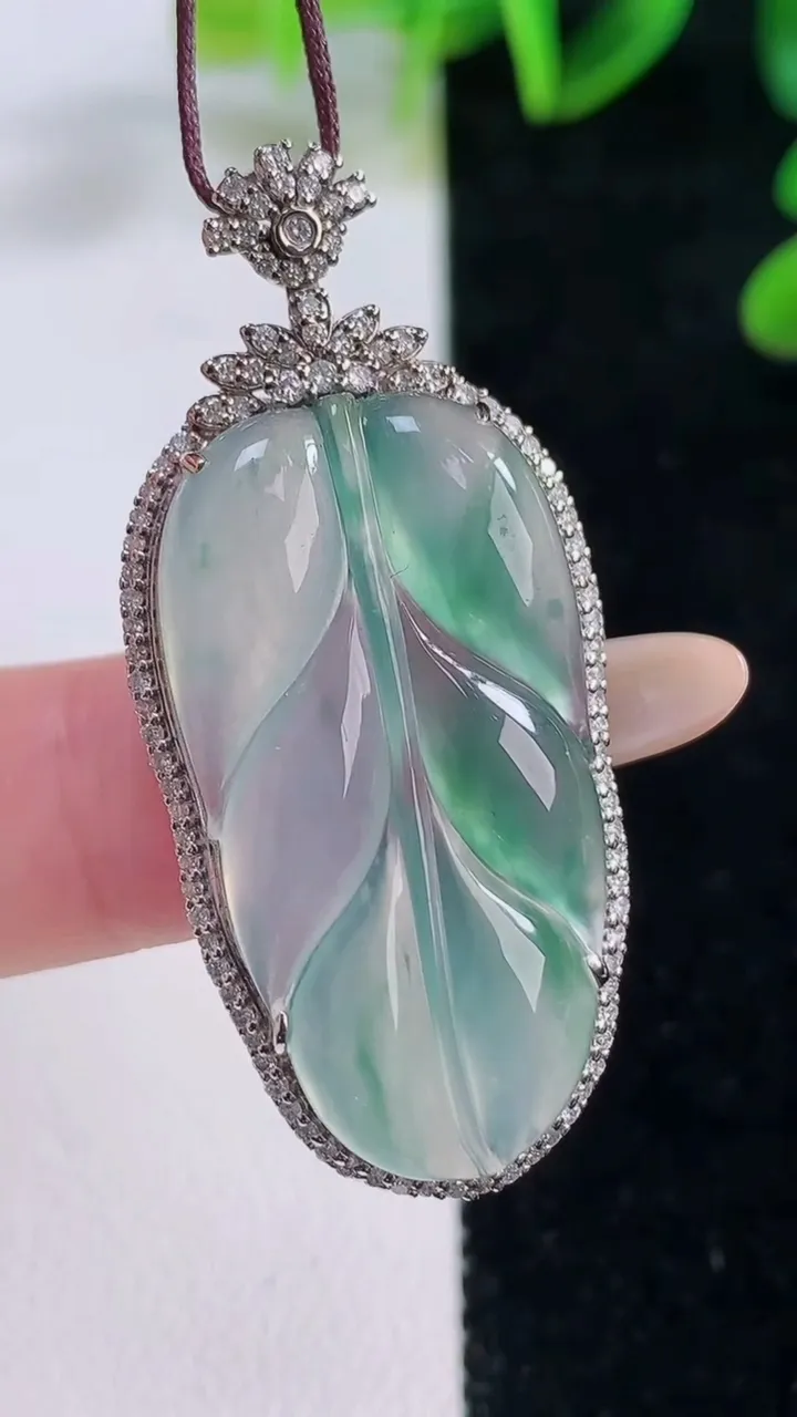 天然A货翡翠种飘花金枝玉叶 叶子吊坠，尺寸44-20-7，裸石32.4-17重量:7.03g
11月20日