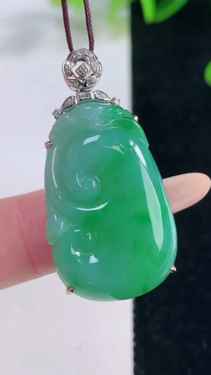 天然A货翡翠如意吊坠，尺寸36.2-28.4-1.8，重量:7.32g
11月20日