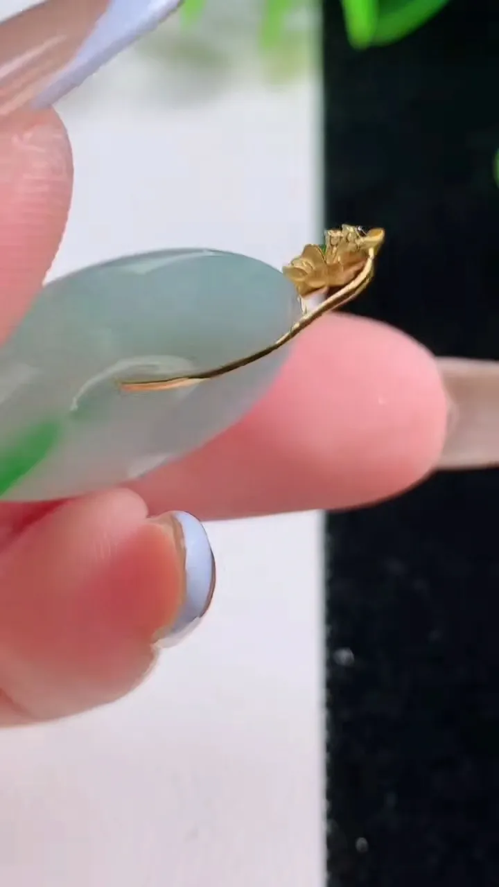 天然A货翡翠平安扣吊坠，尺寸24-4，重量:5.44g
11月20日