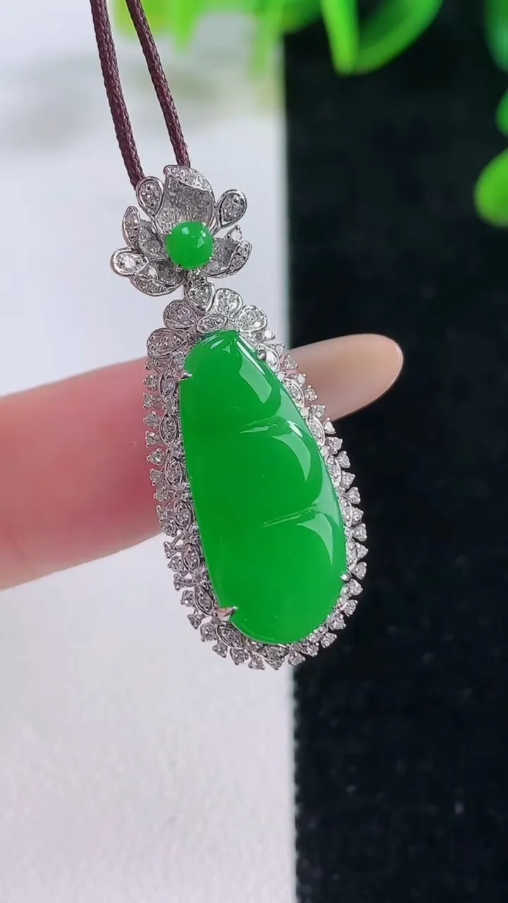 天然A货翡翠福豆吊坠，尺寸32.8-13-7.3，裸石20.2-8.6重量:3.50g
11月20日