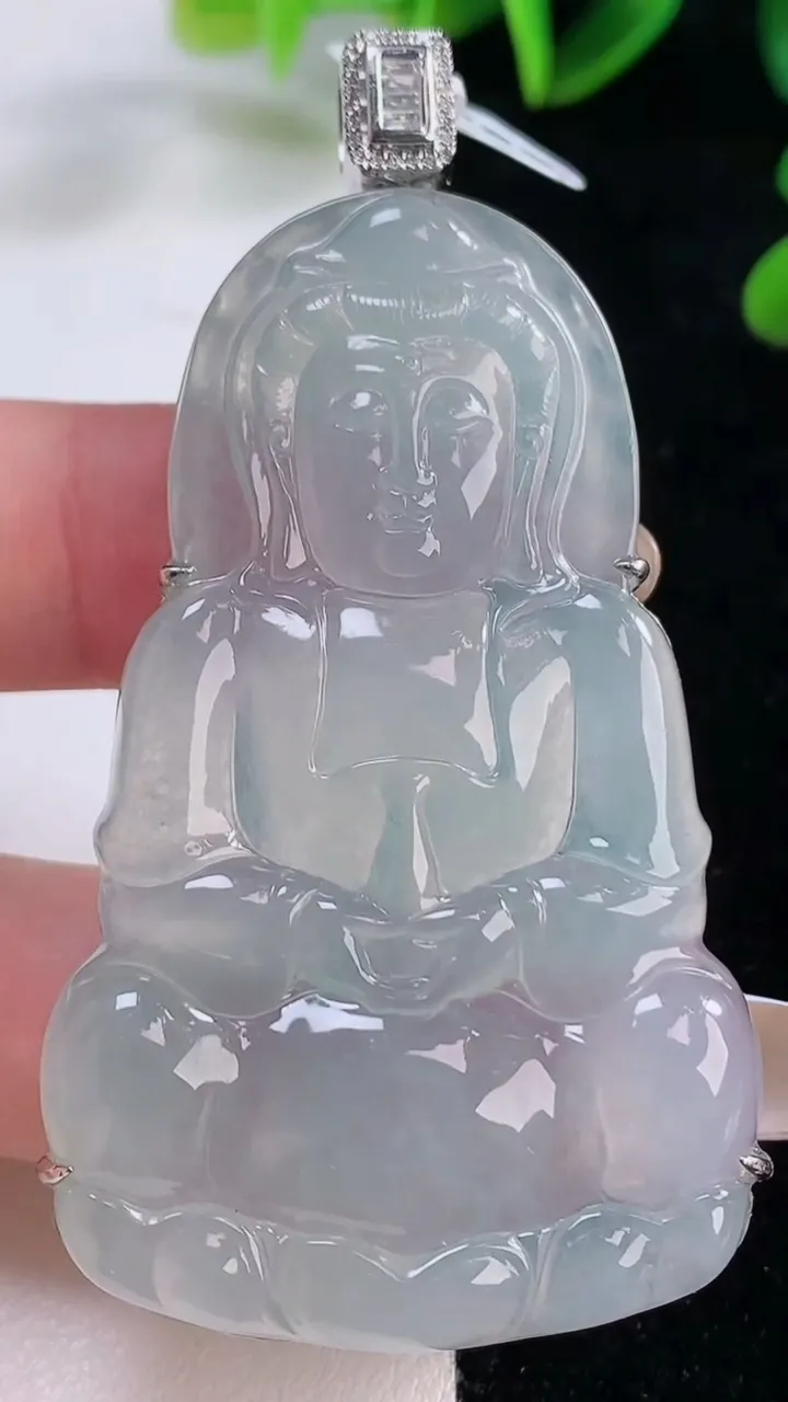 天然A货翡翠种白冰观音菩萨吊坠，尺寸57.8-35.6-8，重量:22.27g
11月20日