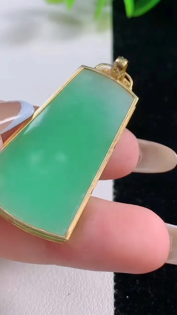 天然A货翡翠无事牌吊坠，尺寸37.8-23-4，重量:9.02g
11月20日