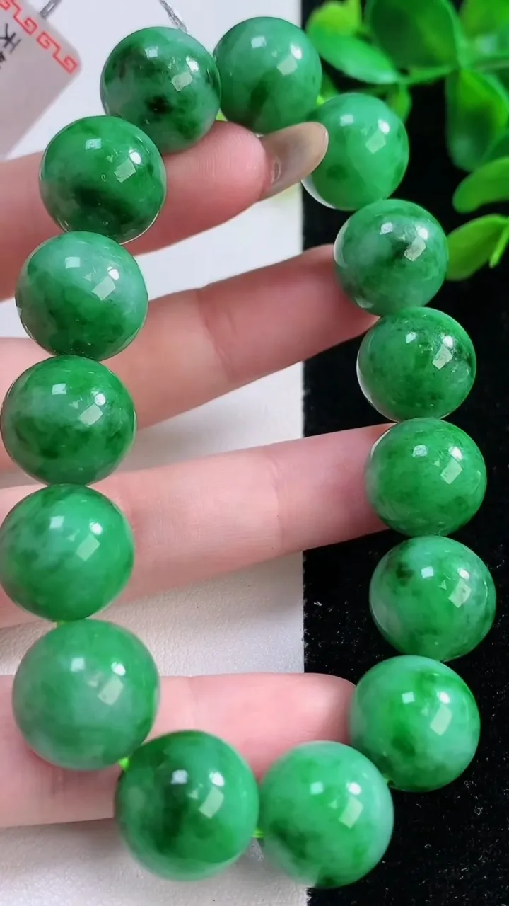 天然A货翡翠圆珠手串，尺寸14-15颗，重量:73.46g11月20日
工厂直销收藏佳品,种好水足，色泽均匀，有种有色，上手高大气！