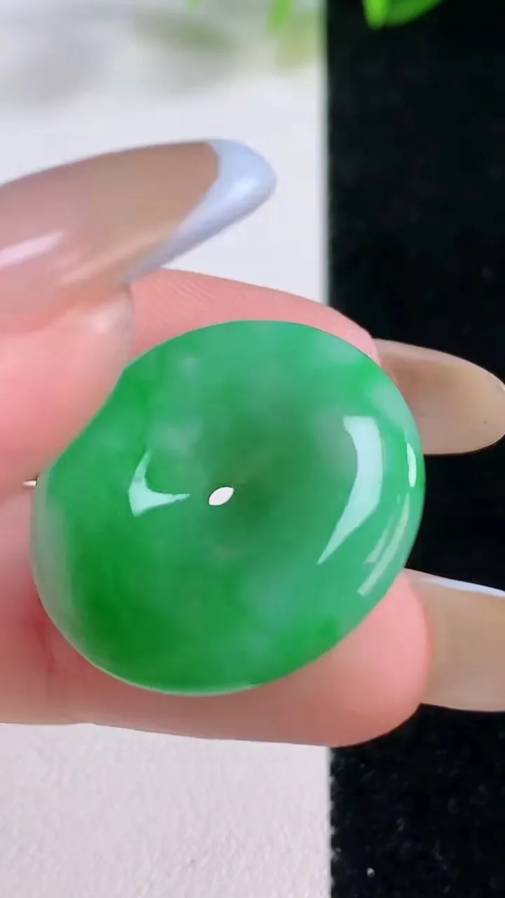 天然A货翡翠平安扣吊坠，尺寸24.5-4.3，重量:6.28g
11月20日