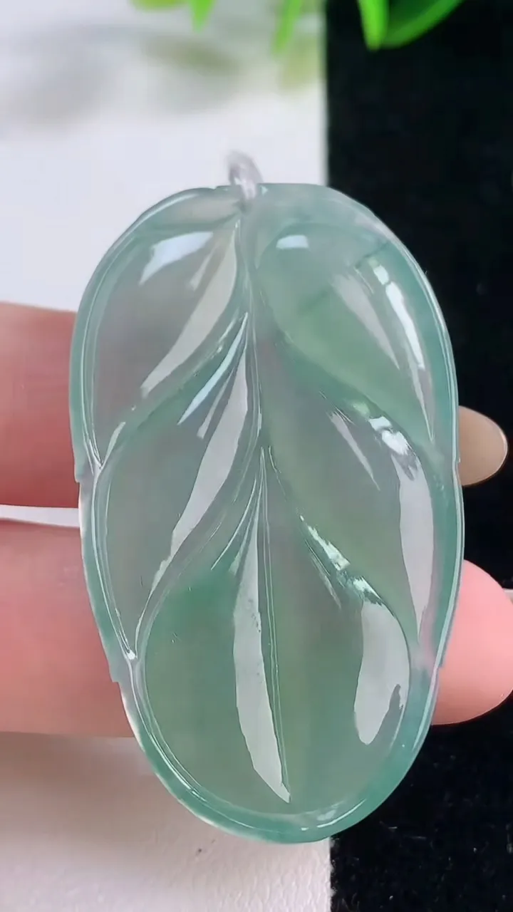 天然A货翡翠金枝玉叶叶子吊坠，尺寸48.6-28.6-5.3，重量:14.77g
11月20日