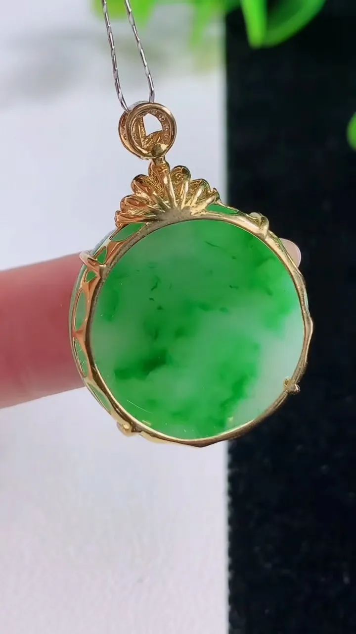 天然A货翡翠无事牌吊坠，尺寸22.8-6.3，重量:5.30g
11月20日