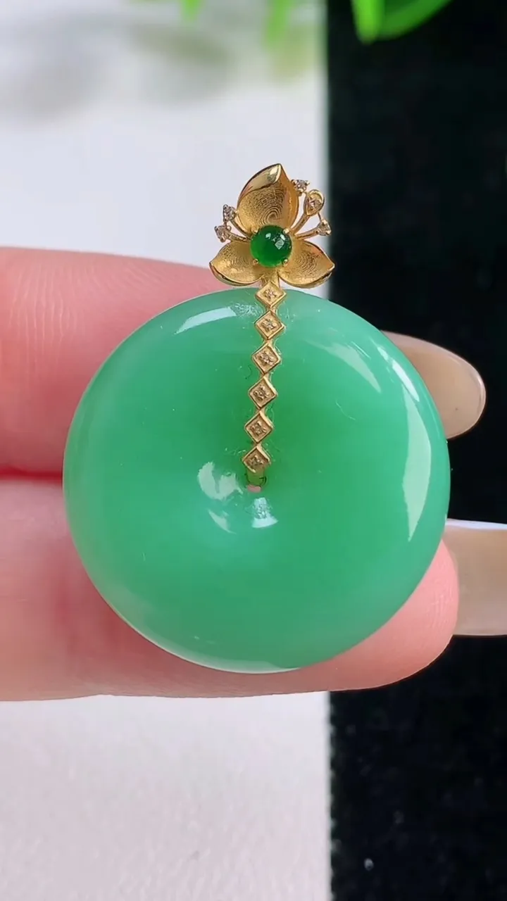 天然A货翡翠平安扣吊坠，尺寸22.5-5.6，重量:6.85g
11月20日