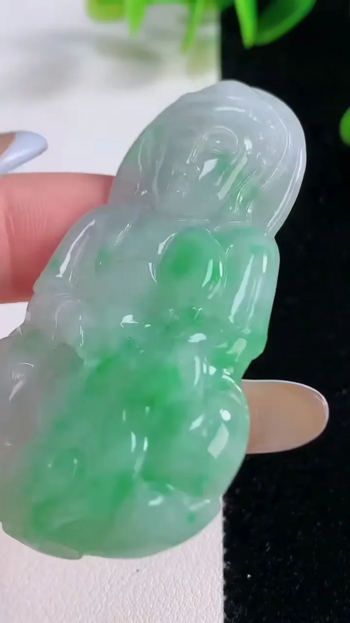 天然A货翡翠观音菩萨吊坠，尺寸52-33-5.8，重量:19.70g
11月20日