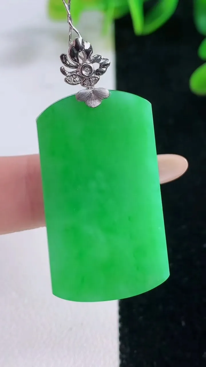 天然A货翡翠无事牌吊坠，尺寸36.6-21-3.3，重量:8.96g
11月20日