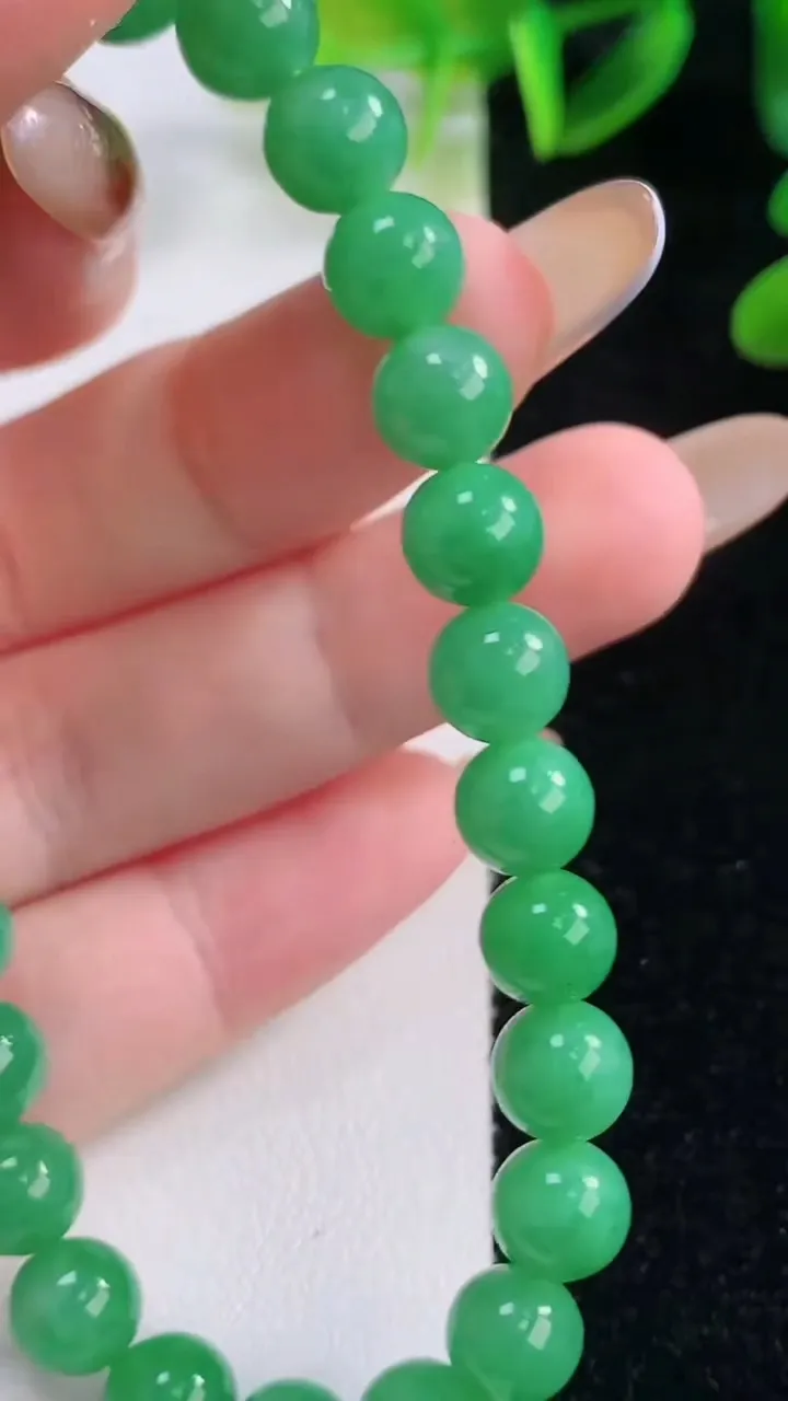 天然A货翡翠圆珠手串，尺寸7.2-26颗，重量:18.76g11月20日
工厂直销收藏佳品,种好水足，色泽均匀，有种有色，上手高大气！