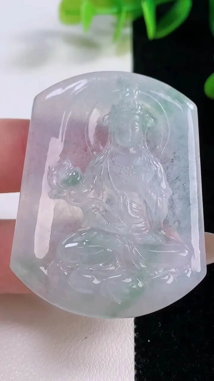 天然A货翡翠冰种飘花大势至菩萨吊坠，尺寸49.5-38.2-5.7，重量:22.38g
11月20日