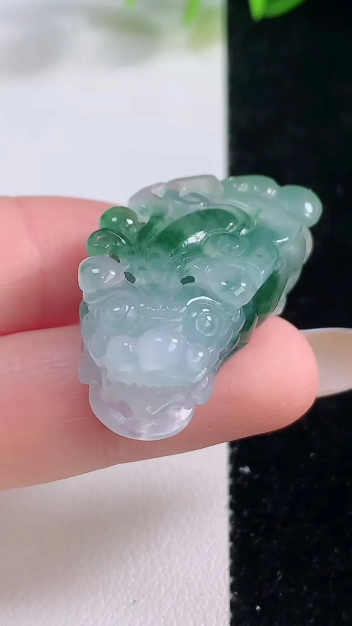 天然A货翡翠飘花貔貅吊坠，尺寸33.4-17.5-11.7，重量:13.66g
11月20日