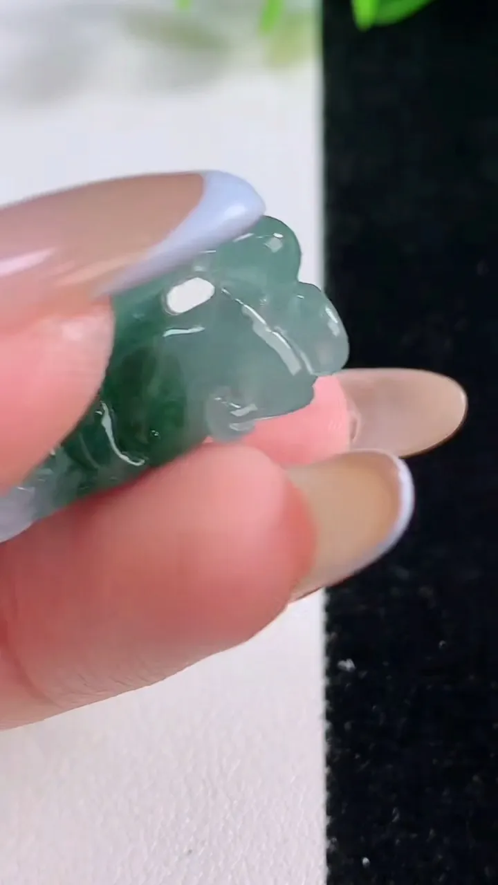 天然A货翡翠飘花貔貅吊坠，尺寸33.4-17.5-11.7，重量:13.66g
11月20日