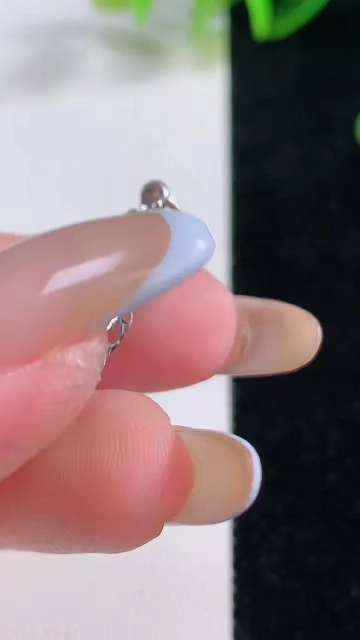 天然A货翡翠种飘花葫芦吊坠，尺寸28.8-16.6-7.9，裸石17.2-13.3重量:3.61g
11月20日