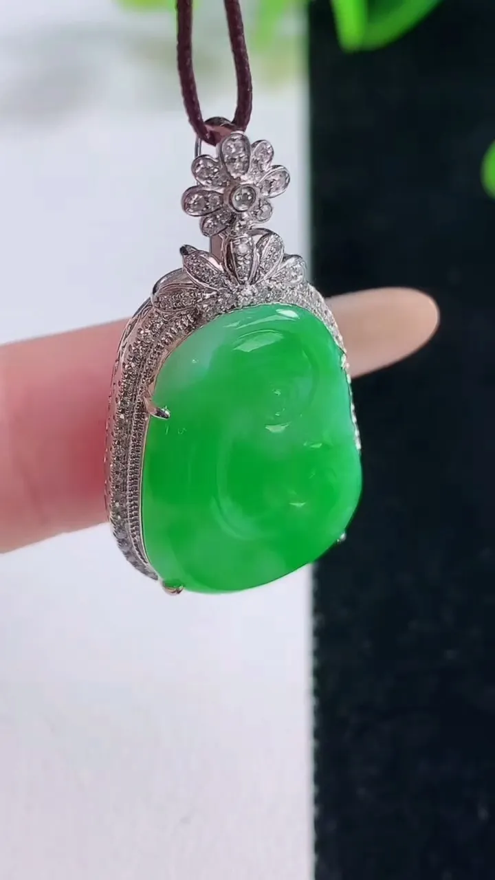 天然A货翡翠如意吊坠，尺寸33.2-17.5-5.8，裸石21.2-15重量:4.26g
11月20日